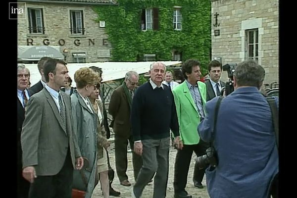 Mikhaïl Gorbatchev à Cluny, le 30 mai 1993 (à g.). A sa droite, l'ancien Ministre de l'Education et de la Culture Jack Lang.