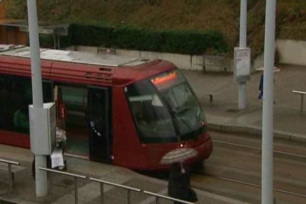 Pour le Procureur de la République de Clermont-Ferrand, la mise en examen de six mineurs résulte d'un "geste grave, d'une atteinte à l'intégrité des personnes." Les adolescents, dont quatre âgés de 13 ans seulement, ont jeté un cocktail molotov contre une rame de tramway.