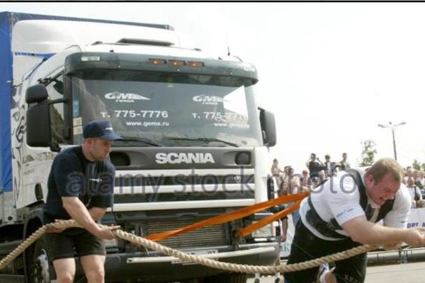 Tirage de Camion   Tirer un camion à la force des jambes sur 15 mètres en 1 minute 30 secondes 