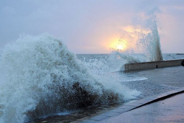 Un homme photographie l'océan lors d'un coup de vent à La Rochelle, en janvier 2015. Photo d'illustration. 