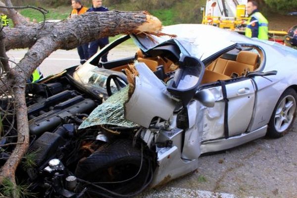 Le Barcarès (Pyrénées-Orientales) - la Ferrari s'est encastrée dans un arbre - 21 novembre 2012.