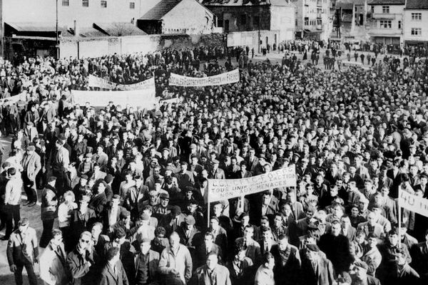 Dix-mille mineurs de charbon et de fer  manifestent le 05 mars 1963 à Forbach. Les mineurs du Nord et de l'Est, soutenus par la population, ont entamé du 01 mars au 05 avril 1963 une longue grève contre la fermeture des bassins et contre des licenciements