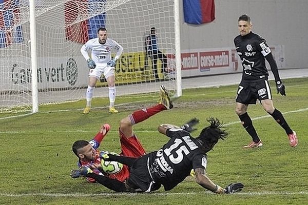 La défense d'Ajaccio a été mise à mal par l'attaque bourguignonne, vendredi soir à Mezavia