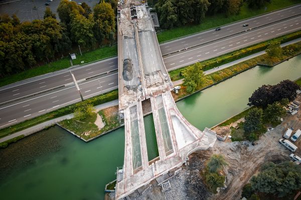 La destruction de la portion sub-autouroutière vue depuis un drone. L'image est impressionnante.