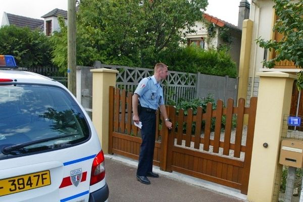 Un policier contrôlant une habitation pendant l'opération "Tranquillité Vacances"