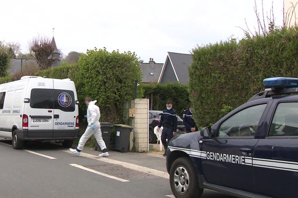 La victime, âgée d'une cinquantaine d'années, habitait dans la commune depuis plusieurs années.