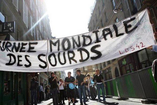 A partir de 14h sur la Place Garibaldi, aura lieu une sensibilisation à la surdité et à la Langue de Signes Française (LSF) avec les interprètes de l’ARMILS, les formateurs de Pi-Sourds, les artistes de Signes et les Sourds de NSLS.