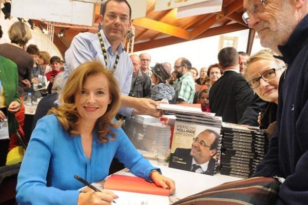 Valérie Trierweiler dédicaçant son livre à la foire du livre de Brive en novembre 2012