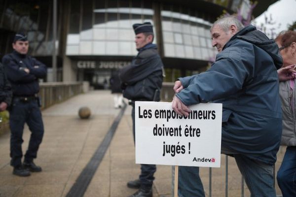 Des manifestants pendant le procès à Rennes de Daniel Couet, considéré comme un "serial pollueur". 30/04/2015