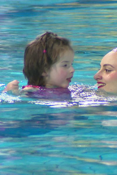 L'équipe de France de natation artistique a participé ce samedi 30 mars à un gala caritatif à Clermont-Ferrnad au profit de l'association "Les perles rares", qui vient en aide aux personnes qui souffrent de maladies rares.