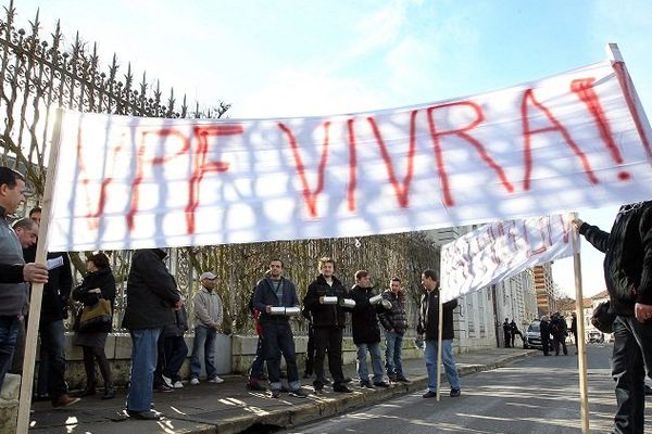 4.02.2014. Une trentaine de salariés de l'entreprise Villeneuve Pet Food a fait le déplacement à Agen pour faire pression sur le tribunal de commerce agenais afin qu'il décide de rompre les liens qui unissent Continentale Nutrition à l'usine villeneuvoise