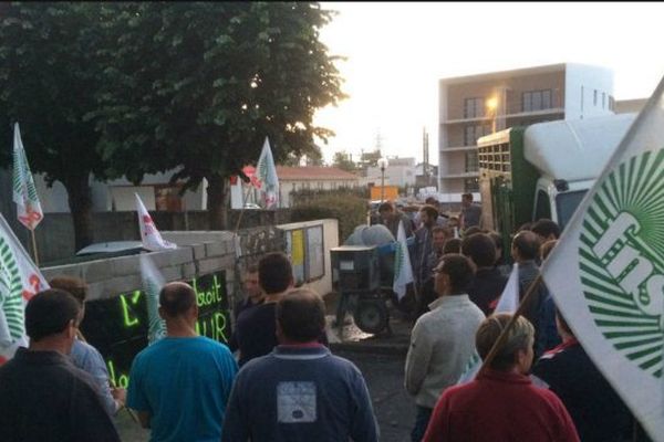 Des agriculteurs en colère protestent devant la direction départementale des territoires et de la mer du Pays basque le 6 juin 2016; 