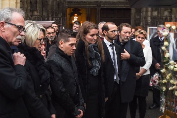 La famille d'Alexia Daval entoure le mari Jonathann Daval, le jour des obsèques de la jeune femme le 8 novembre 2017 à Gray.