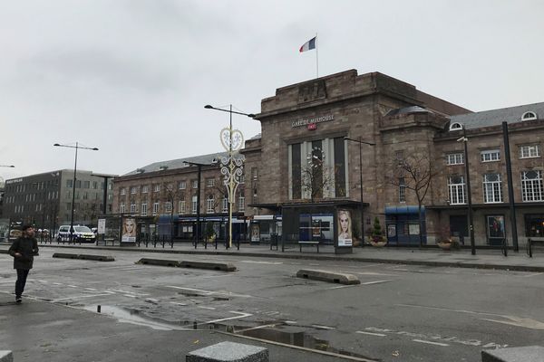 Un périmètre de sécurité a été dressé autour de la gare de Mulhouse ce mercredi matin