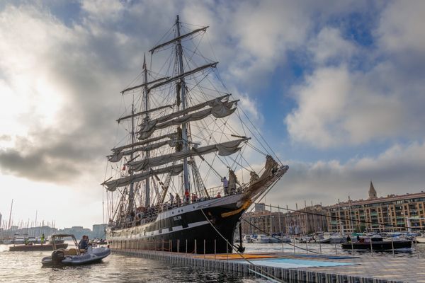 Le Belem, mythique trois-mâts, a débarqué dans le Vieux-Port le 8 mai après avoir transporté la flamme depuis Olympie en Grèce.