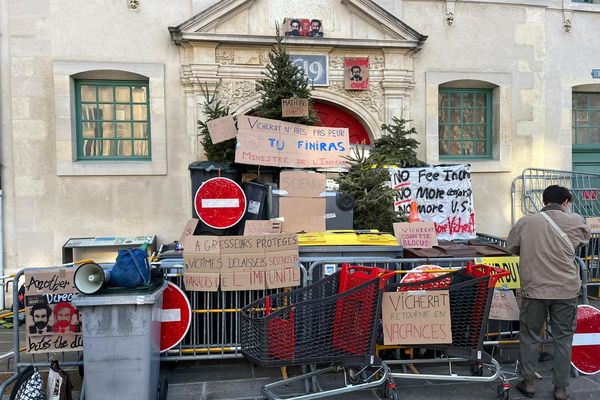 Des étudiants du camps rémois de Sciences Po bloquent les entrées du bâtiment, ce lundi 29 janvier.