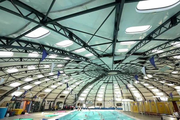 Sur les 183 piscines tournesol, 8 ont été construites en Bretagne. Il n'en reste que deux aujourd'hui dans la région, dont celle de Lorient (ici en photo).