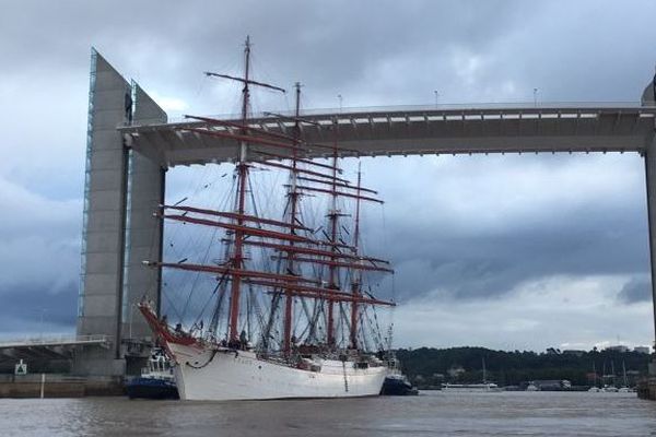 Le Sedov franchit le pont Chaban-Delmas