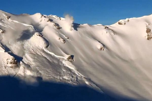 Des déclenchements d'avalanches au-dessus de Grimentz en Suisse