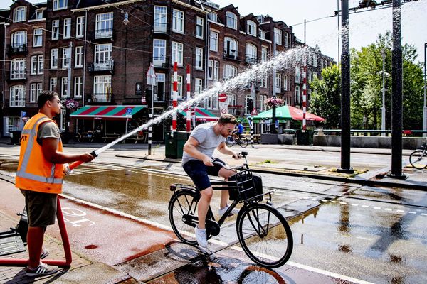 Petit rafraîchissement pour ce cycliste à Amsterdam, aux Pays-Bas.