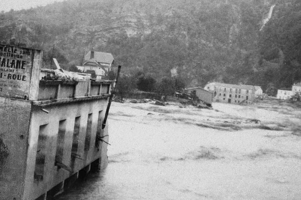 En octobre 1940, un déluge s'abat sur les Pyrénées-Orientales et la catalogne espagnole. Des crues dévastatrices pour le Roussillon "qui rivalisent avec les cataclysmes les plus effrayants".