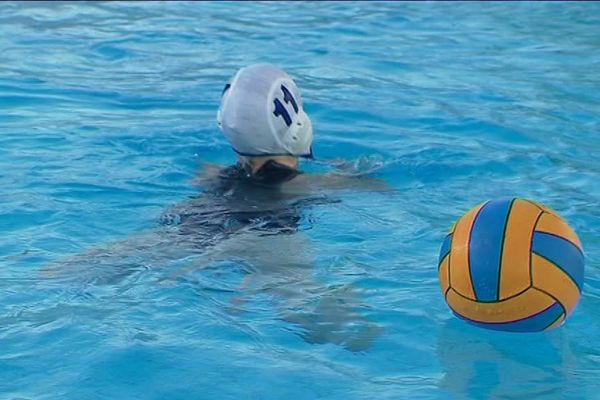 Une équipe de water-polo se compose de 7 joueurs. 