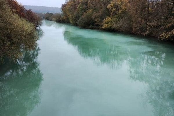 Alerte pollution de la Meuse à Mouzon (Ardennes). Des eaux blanches circulent sur la Meuse, provenant de l’entreprise Alder-Pfelzer. A priori, il s’agirait de latex.