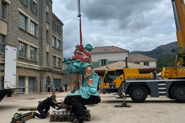 La statue de bronze du condottiere a retrouvé ce mardi 17 septembre sa place au cœur du village de Bastelica.