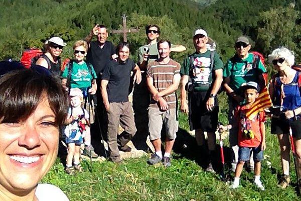 Elsa Panadès pour l'émission du VAP catalan et un groupe de randonneurs sur le versant sud du pic du Canigou au niveau de Prats de Molló (Pyrénées-Orientales)