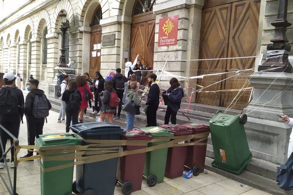 Depuis jeudi 6 mai, les élèves du Lycée Daudet bloquent l'entrée de leur établissement pour demander l'annulation des épreuves du baccalauréat. 