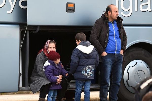 Evacuation du camp de migrants de Teteghem; les migrants ont été accueillis dans une salle communale où un petit déjeuner leur a été servi avant leur transfert dans un centre d'accueil à Morbecque, Teteghem le 18/11/2015.