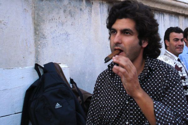 Morante de la Puebla dans le callejón des arènes de Nîmes. Cheveux long et puro.