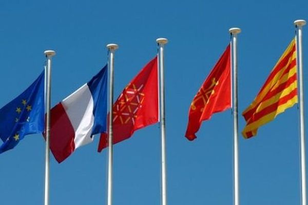 Europe - France - Languedoc-Roussillon - Occitan - Catalan - Les drapeaux de l'Hôtel de région à Montpellier