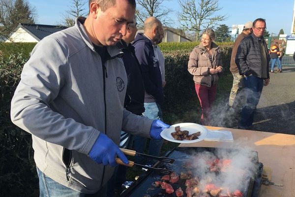  Une quinzaine d'agriculteurs de Charolais du Puy-de-Dôme ont organisé une dégustation de viande devant le collège de Saint-Gervais d’Auvergne.