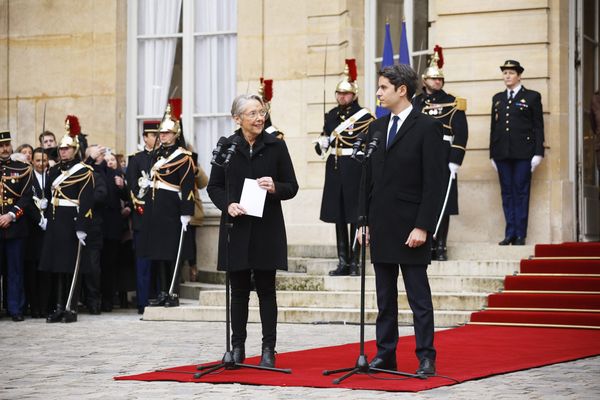 Elisabteh Borne s'adresse à Gabriel Attal lors de la passation de pouvoir entre l'ancienne et le nouveau Premier ministre.