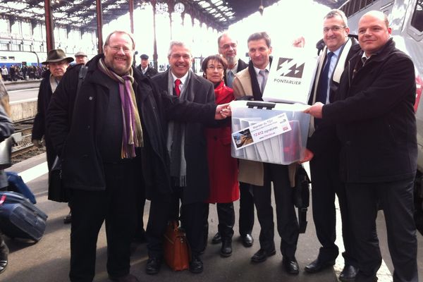 Les partisans du maintien de la ligne Paris - Berne en Gare de Lyon