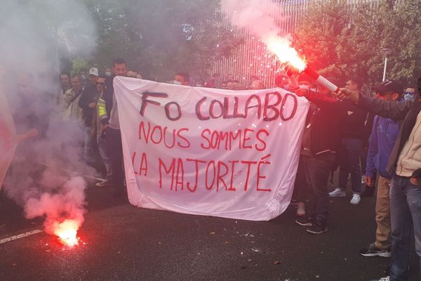 Devant le siège de la société Derichebourg, de nombreux manifestants ont dénoncé en juin l'Accord de performance collective négocié par la direction de l'entreprise et le syndicat Force ouvrière.