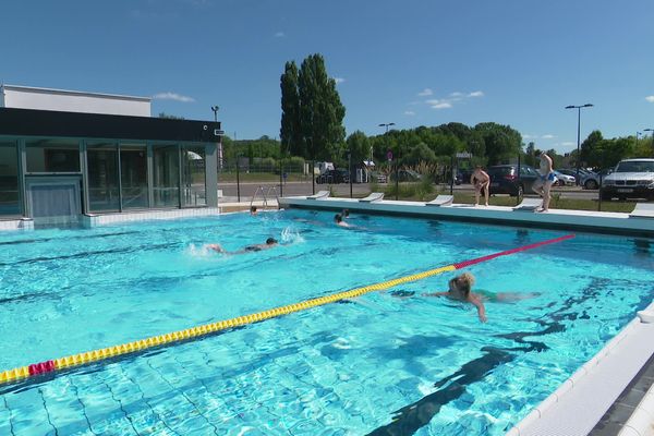 La piscine de Pougues-les-Eaux a réouvert mercredi dernier, et les premiers clients sont déjà là