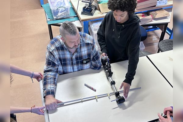 Pendant cinq mois, sept lycéens de Péronne (Somme) ont conçu et fabriqué une prothèse sur mesure pour permettre à Christophe Caillau, amputé d'un bras en 2021, de refaire de la moto et du vélo.