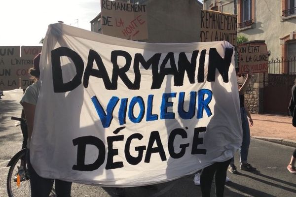 A Dijon, des manifestants protestent contre la nomination au ministère de l'Intérieur de de Gérald Darmanin qui est accusé de viol. 