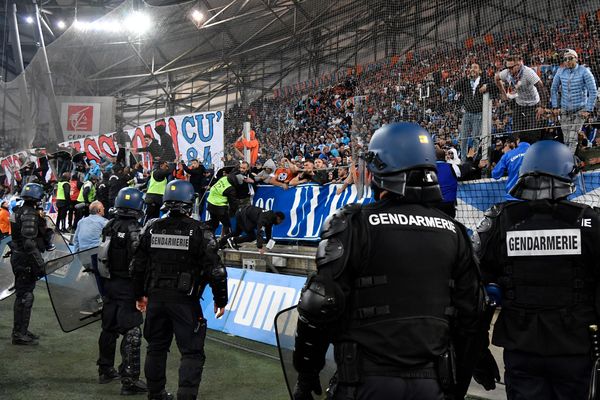 Après le troisième but de l'OL, des supporters de l'OM ont tenté d'envahir la pelouse du Vélodrome