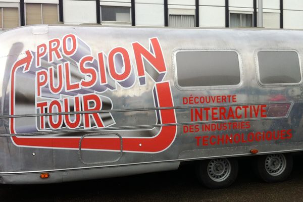 La caravane du Pro Pulsion Tour 2014 dans la cour du Lycée professionnel Antoine à Chenôve.