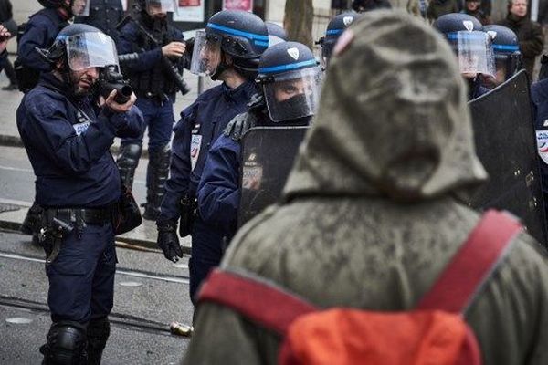 La justice a ainsi reconnu la responsabilité sans faute de l’Etat du fait des dommages causés par les mesures prises pour le rétablissement de l’ordre à l’occasion de cette manifestation en février 2019