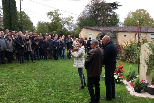 Les proches ont rendu hommage aux victimes de l'accident de Puisseguin mercredi 23/10/2019 à Petit-Palais