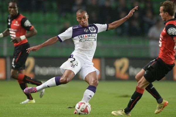 Le défenseur toulousain Marcel Tisserand opposé au milieu de terrain rennais Pedro Enrique - Stade Rennais / Toulouse FC - 23/09/2014