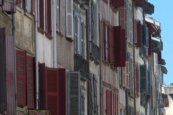 Spéculation immobilière et résidences secondaires tendent à rendre certaines régions invivables pour les populations locales comme au Pays basque (64).