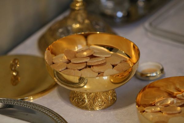 Le tabernacle de l'église de Vire a été fracturé, dimanche 27 octobre 2024. Plusieurs objets, dont des hosties et ciboires, ont été volés. Face à cette profanation, l'évêque de Bayeux et Lisieux témoigne de son indignation dans un communiqué.