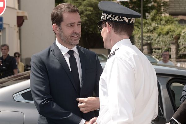 Christophe Castaner salue un policier de Biarritz, le 4 juillet 2019, lors de sa visite en amont du G7.  