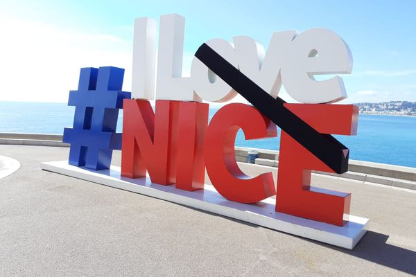 L'emblématique "I love Nice" dominant la baie des anges s'est paré d'un ruban noir.