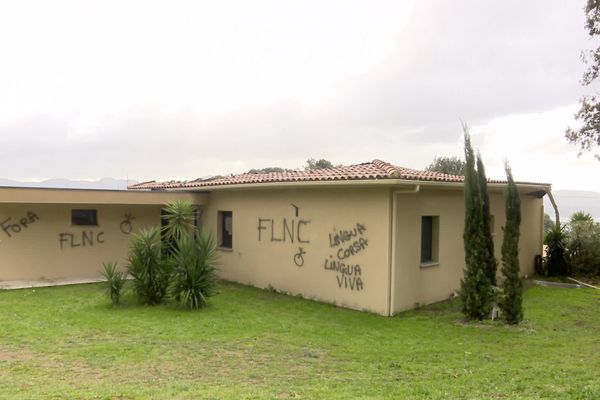 Sur les murs de la maison visée à Olmeto, des bombages "FLNC" ont notamment été retrouvés.